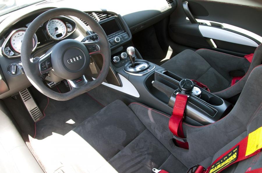 Интерьер Audi R8 GT 2012 года  (фото 15 из 52)